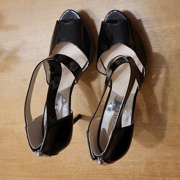 GORGEOUS MICHAEL KORS PATENT LEATHER HEELS - Picture 11 of 16